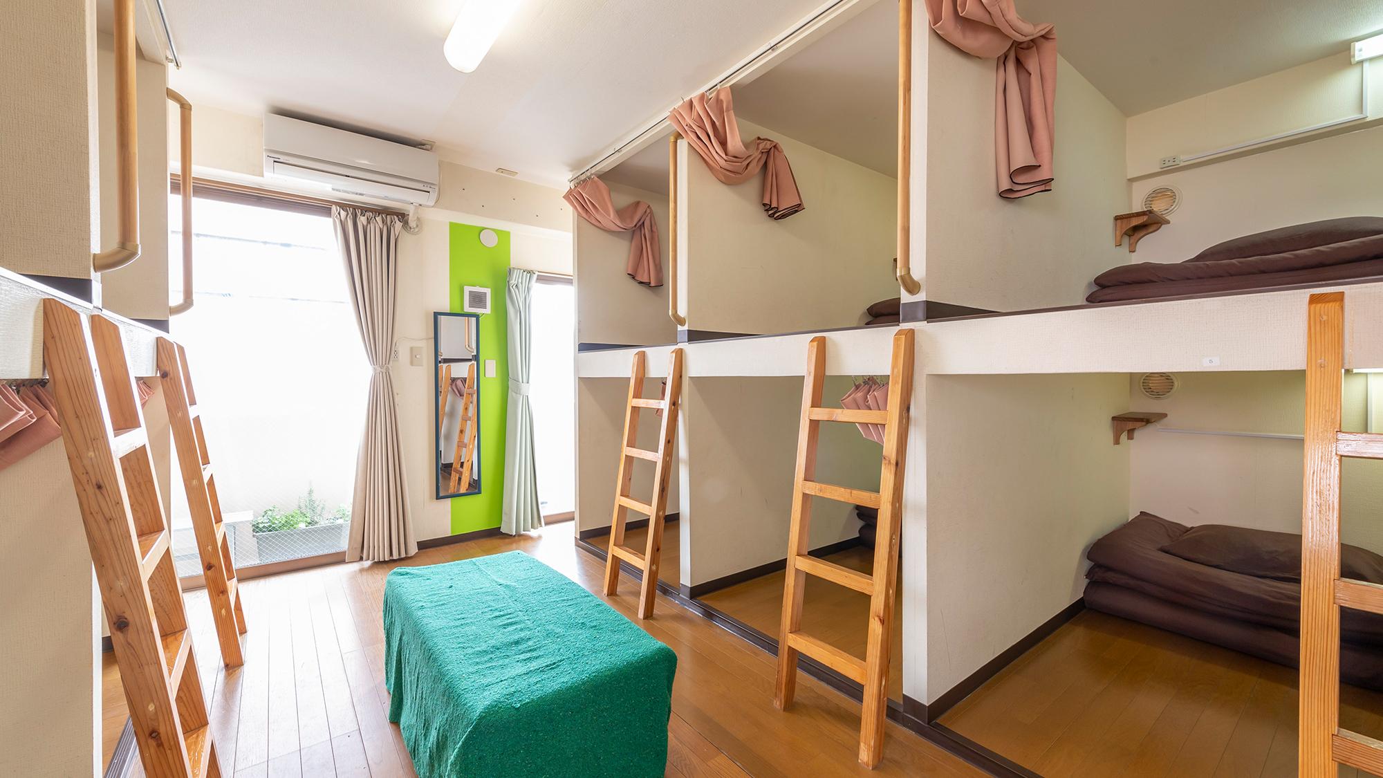 Capsule, Mixed Dorm, Standard, Single