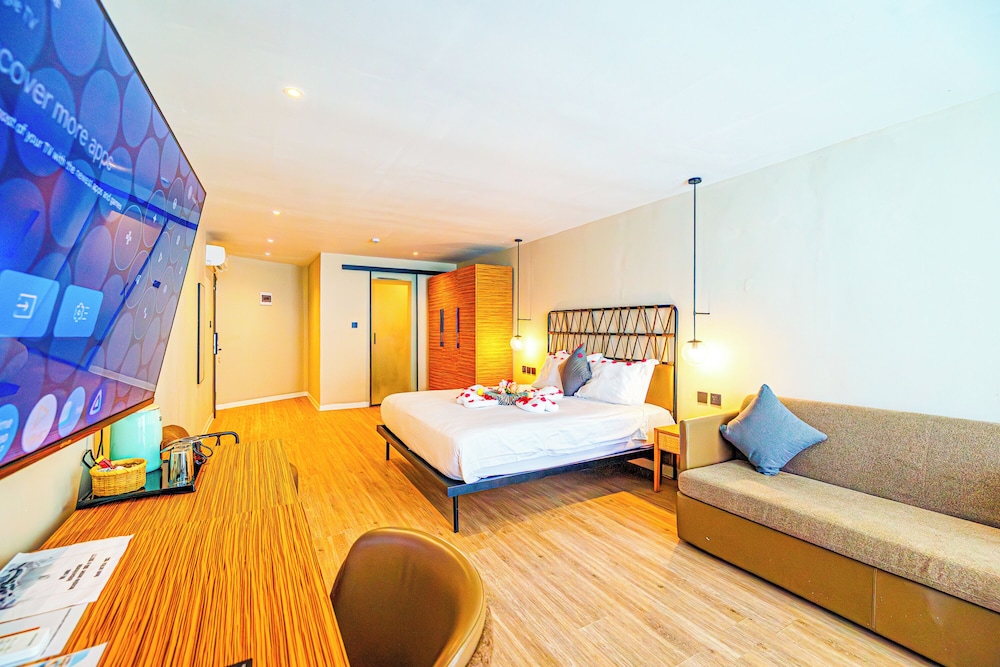 غرفة سوبيريور بسرير كينج بإطلالة على البحر مع أريكة، Kombo Beach Resort 4/5