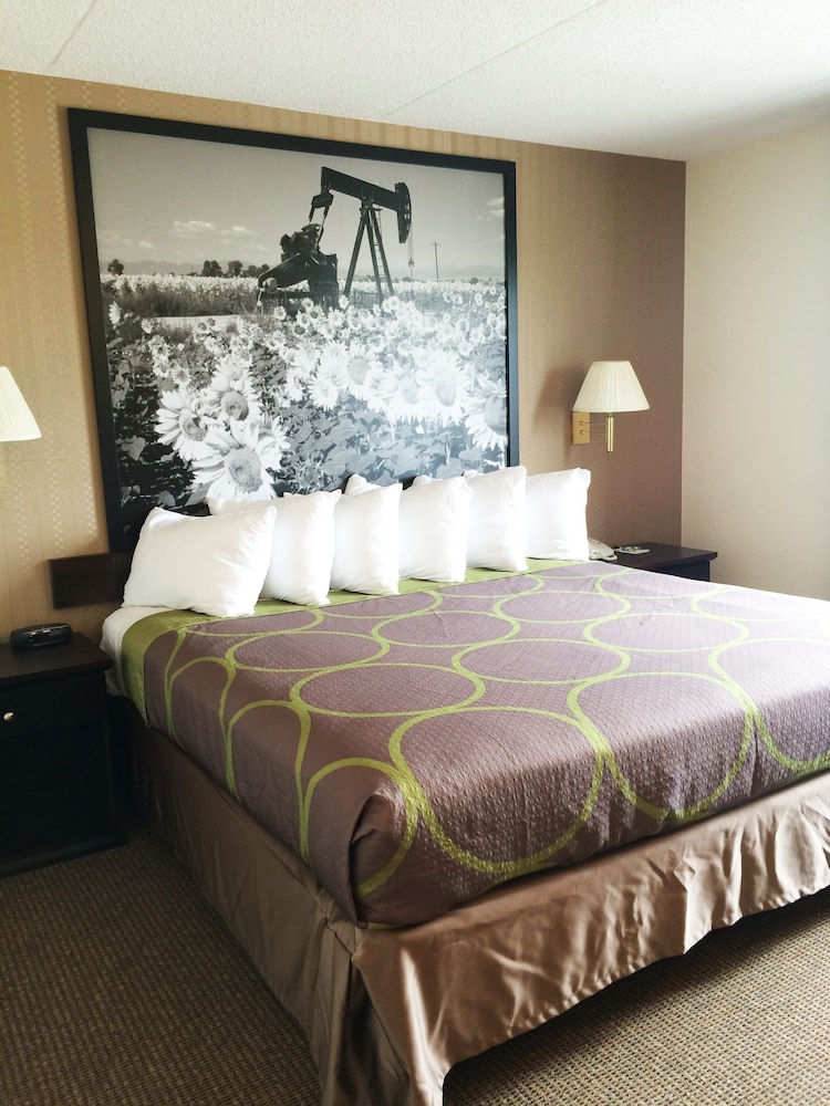 Standard, King Bed, Super 8 by Wyndham Edson 2/3