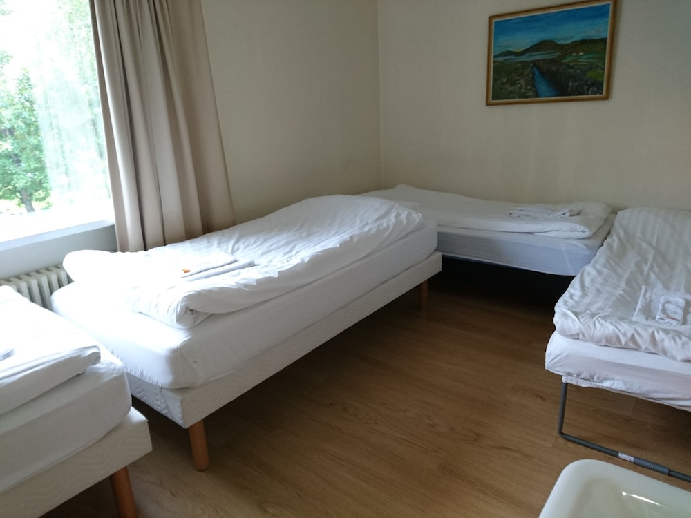ROOM, QUADRUPLE, SHARED BATHROOM