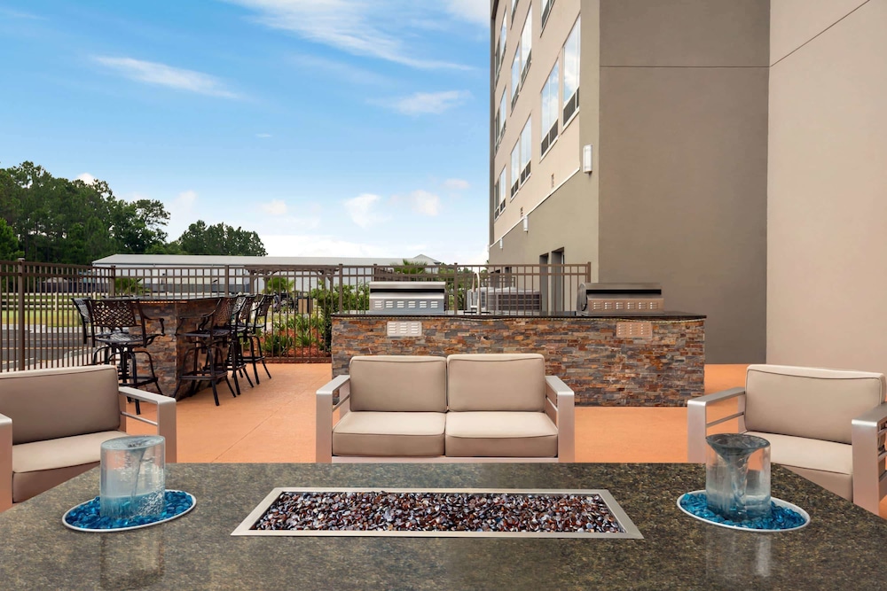 La Quinta Inn & Suites by Wyndham Brunswick/Golden Isles 8/59
