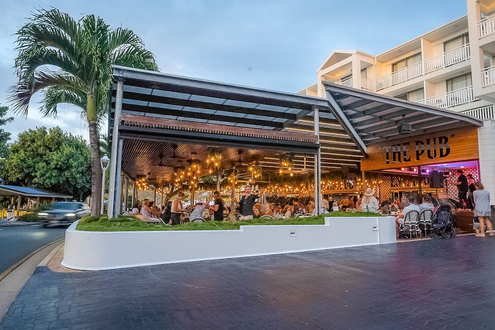 AIRLIE BEACH HOTEL 63/70