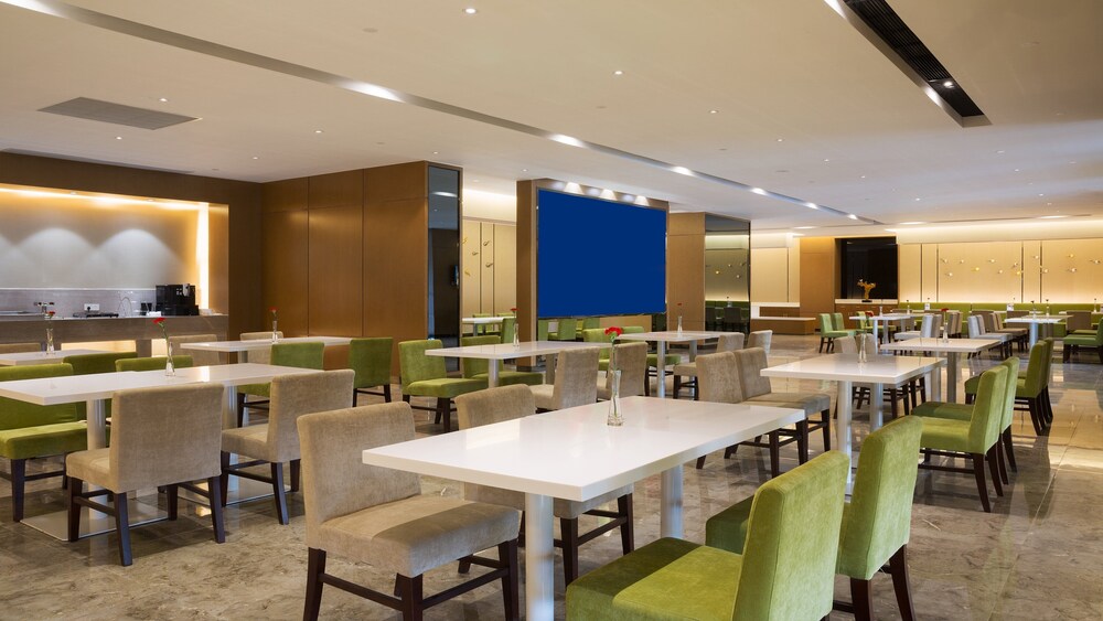 Holiday Inn Express New Jinqiao 26/35