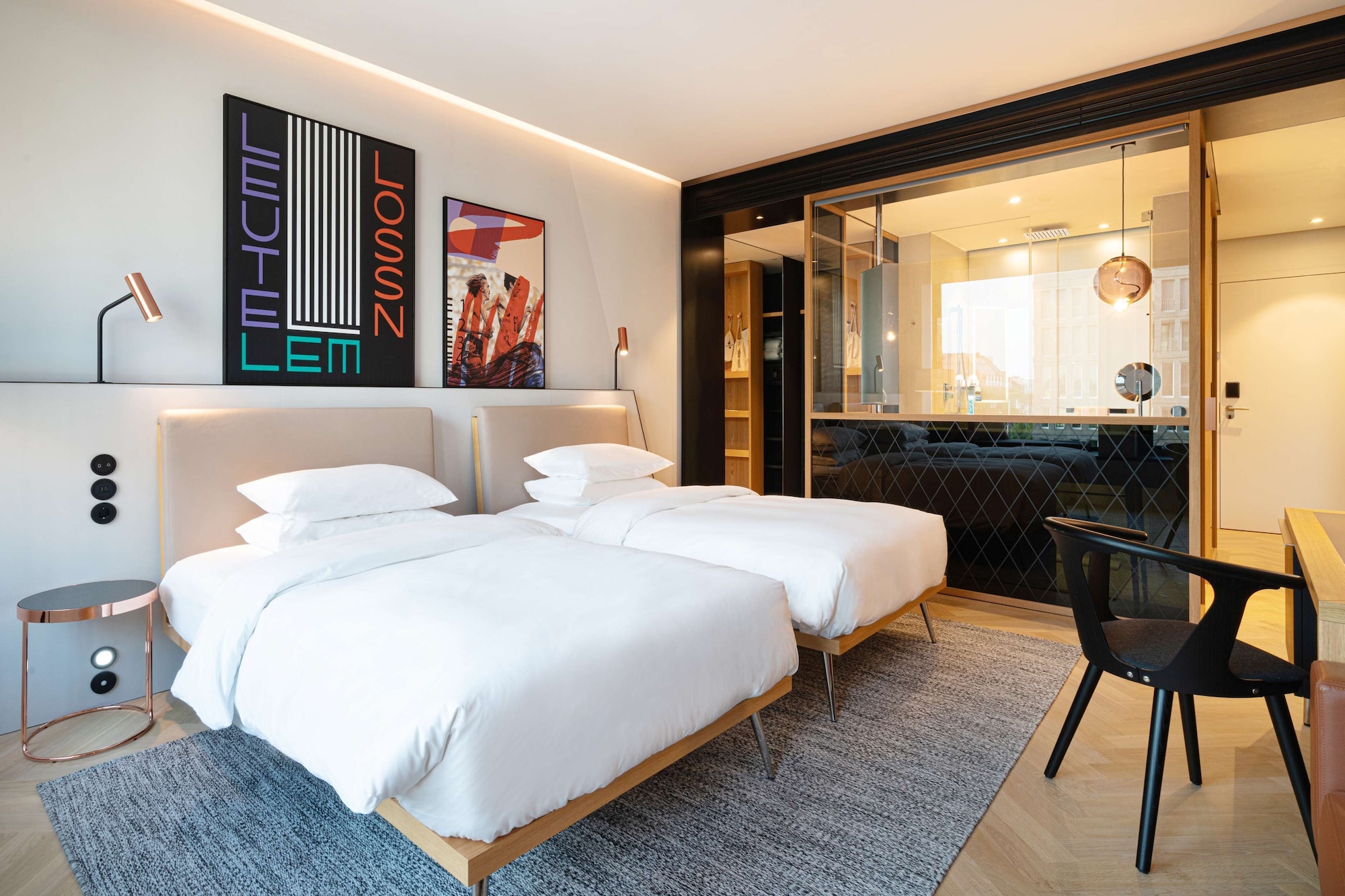 2 Twin Beds