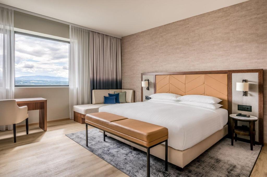 Presidential, Suite, King Bed, Skyline View, Club Floor