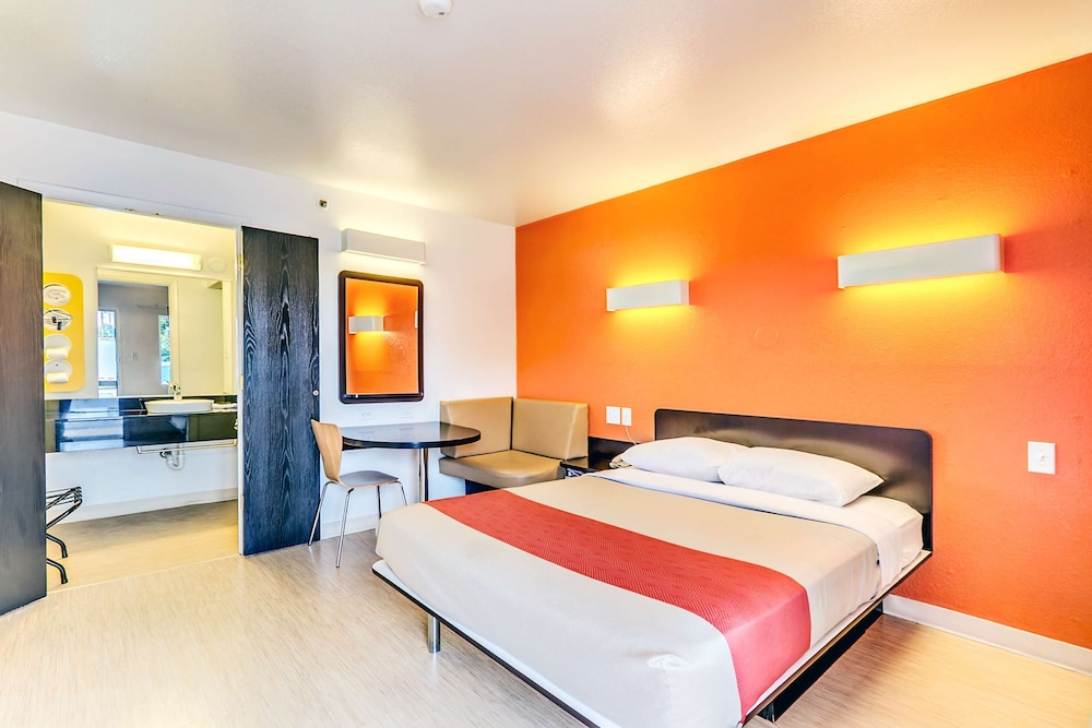STANDARD, QUEEN BED, ACCESSIBLE