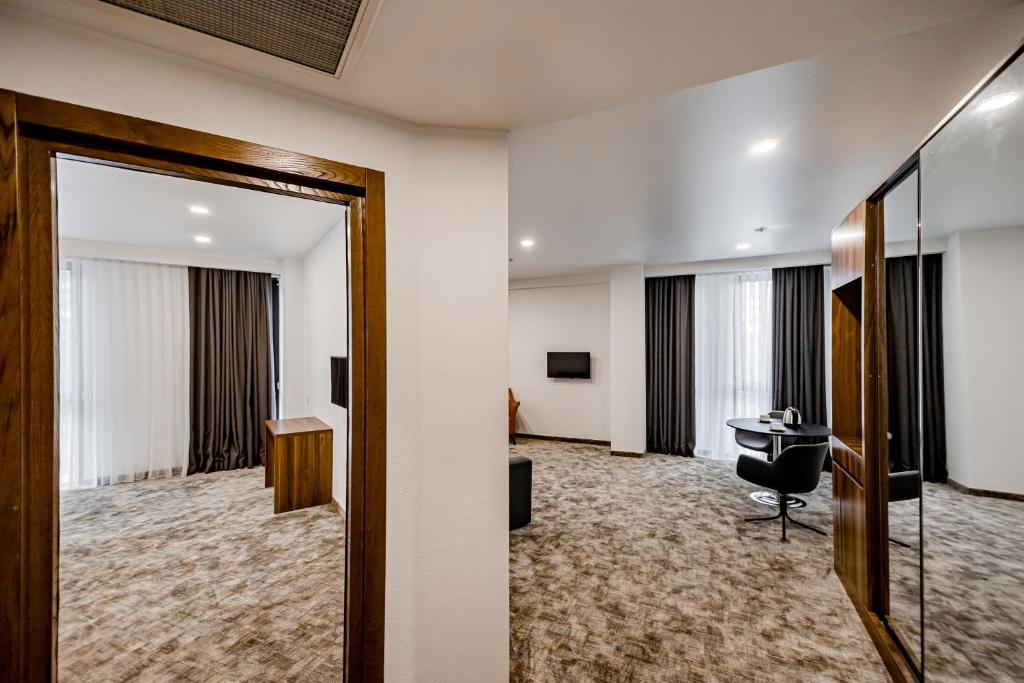 غرفة قياسية ثلاثية، Kutaisi Inn 4/7