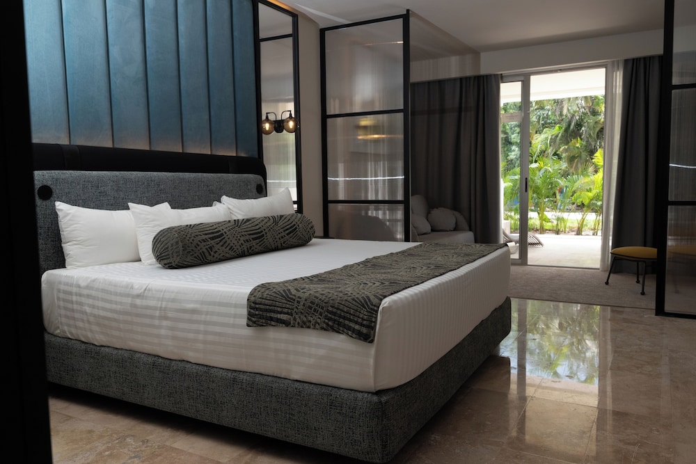 SUITE, JETTED TUB