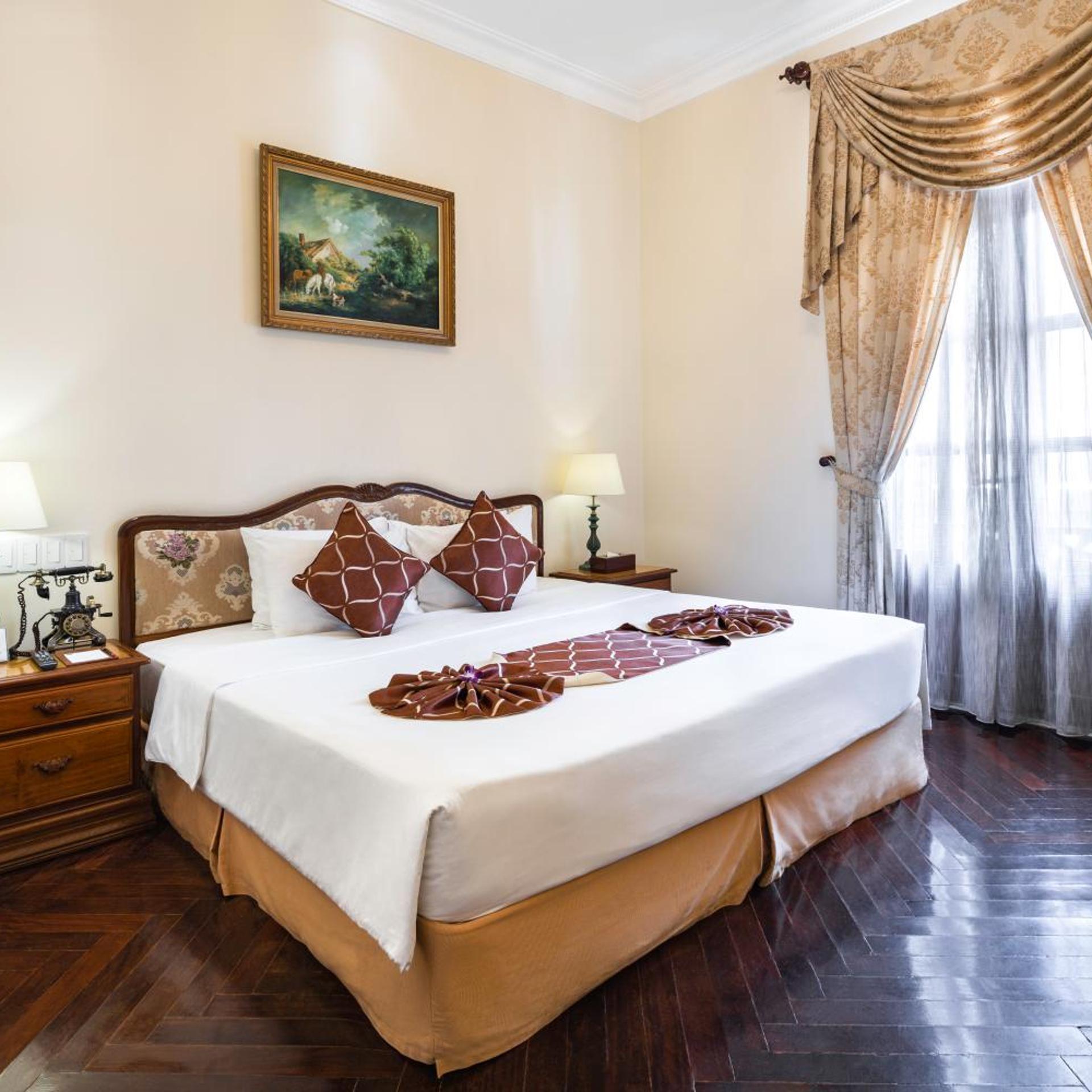 Grand, Executive, King Bed, City or Balcony View