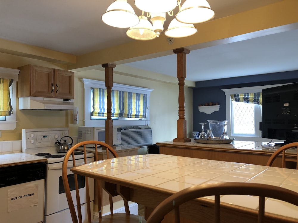 Leaside Manor By The Leaside Group 36/48