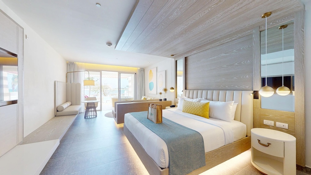 Platinum Swim Out Junior Suite