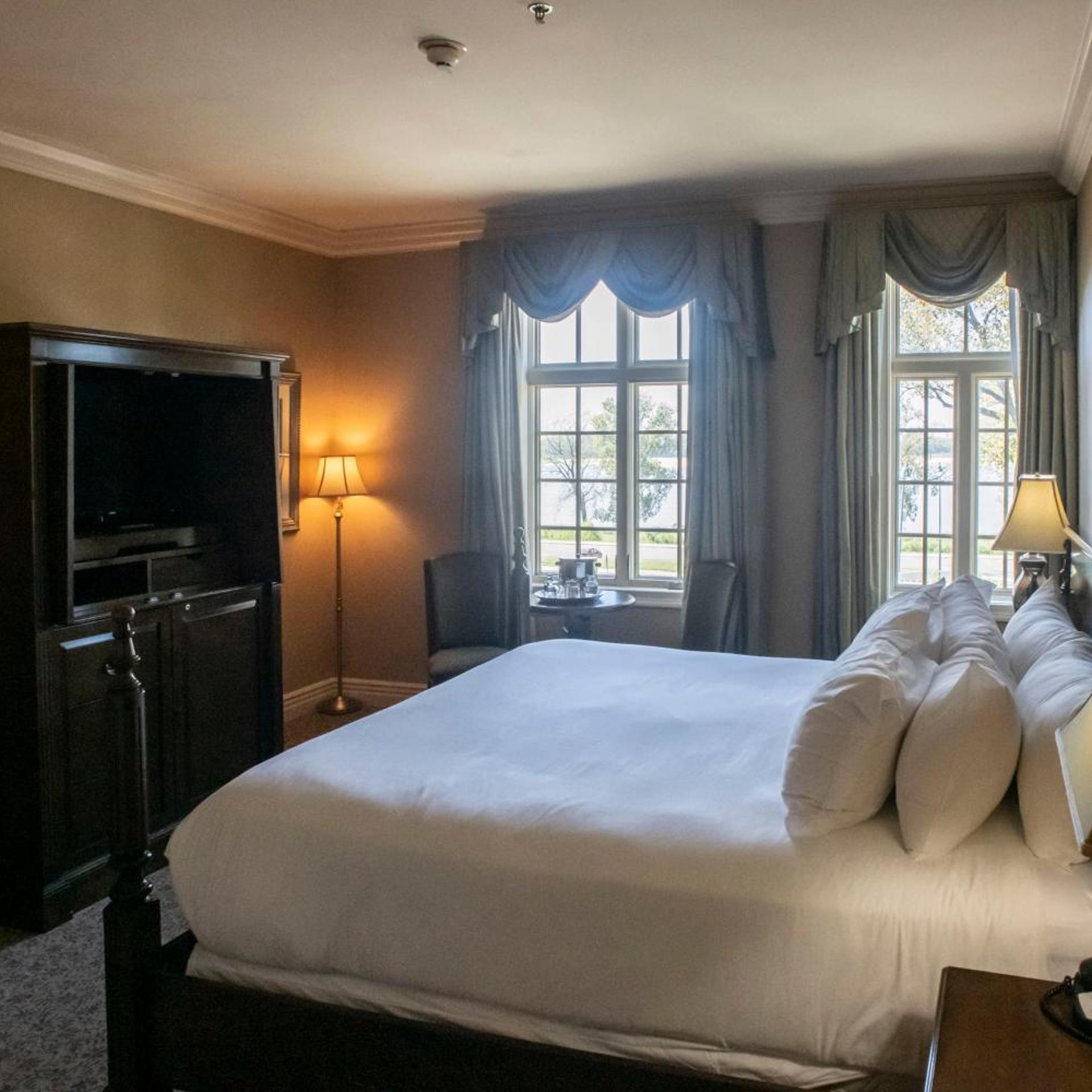 DELUXE, QUEEN BED