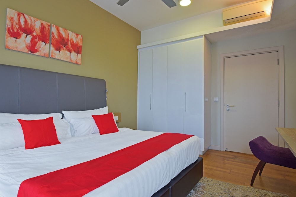 1 Bedroom, Suite, King Bed, Twin Towers View