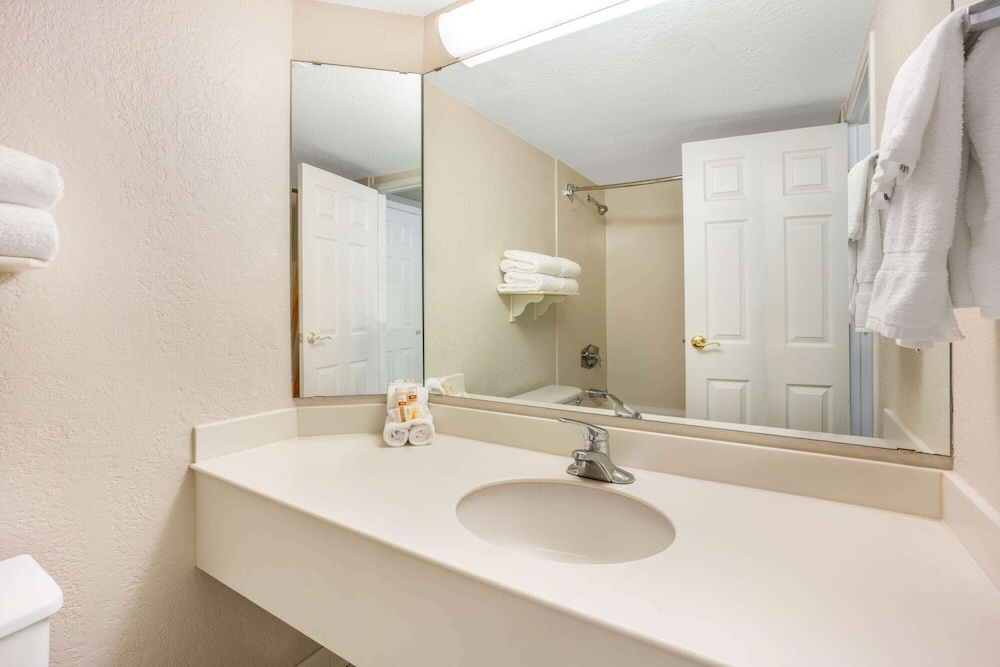 La Quinta Inn & Suites by Wyndham Seattle Sea-Tac Airport 45/48