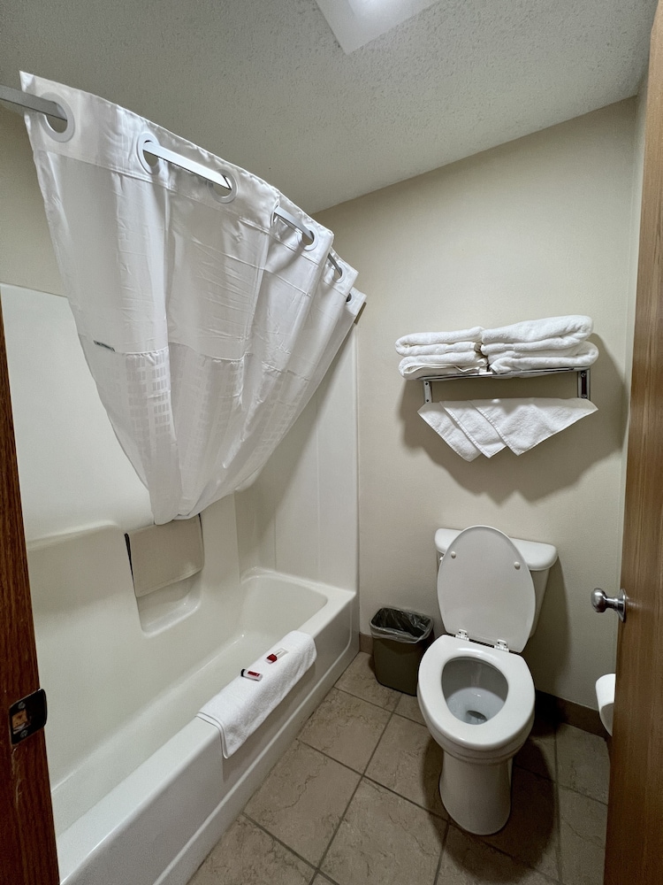 Reston Inn & Suites 50/50
