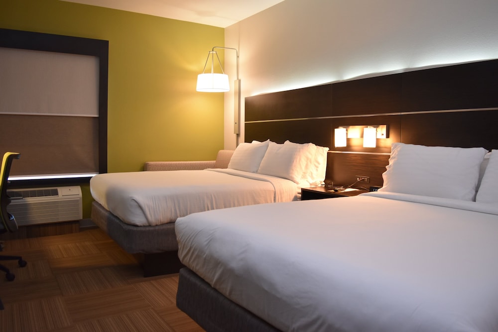 غرفة قياسية بسريرين كوين