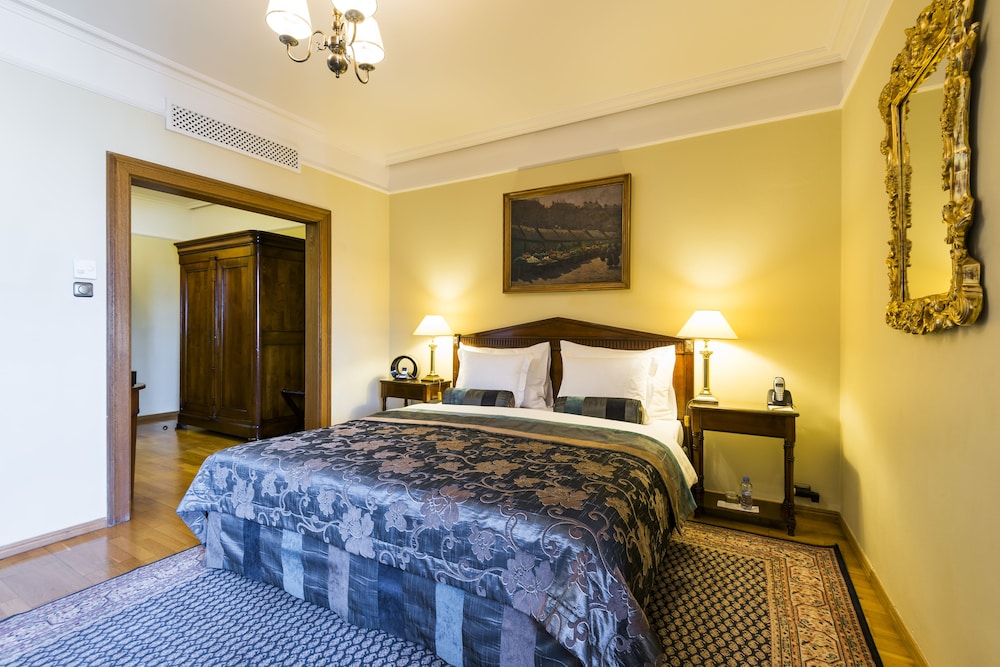 DELUXE, DOUBLE OR TWIN BED