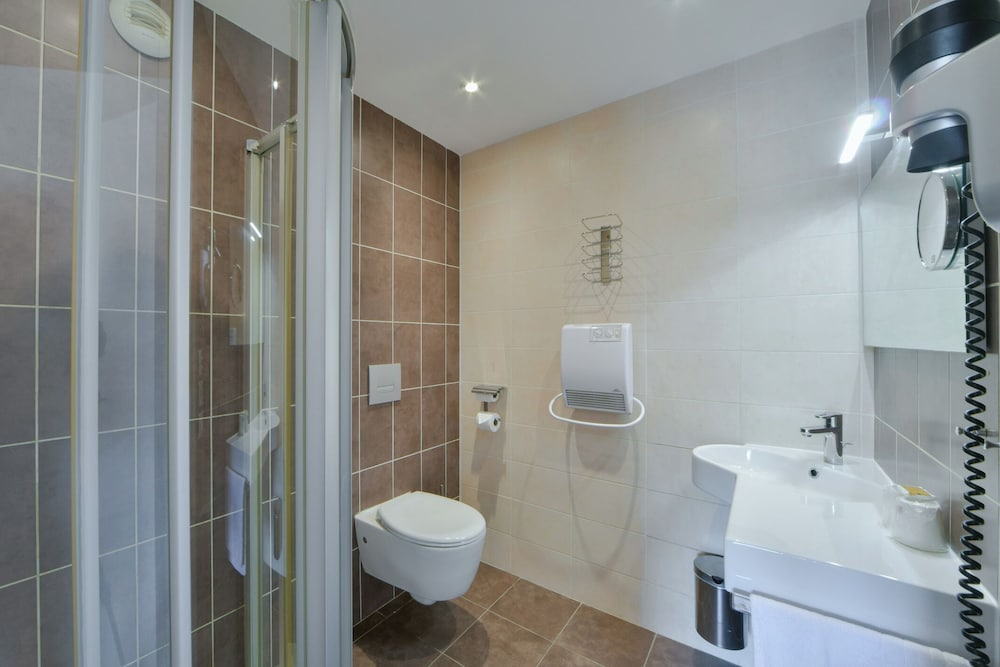 Brit Hotel Bourges L Olympia 53/54