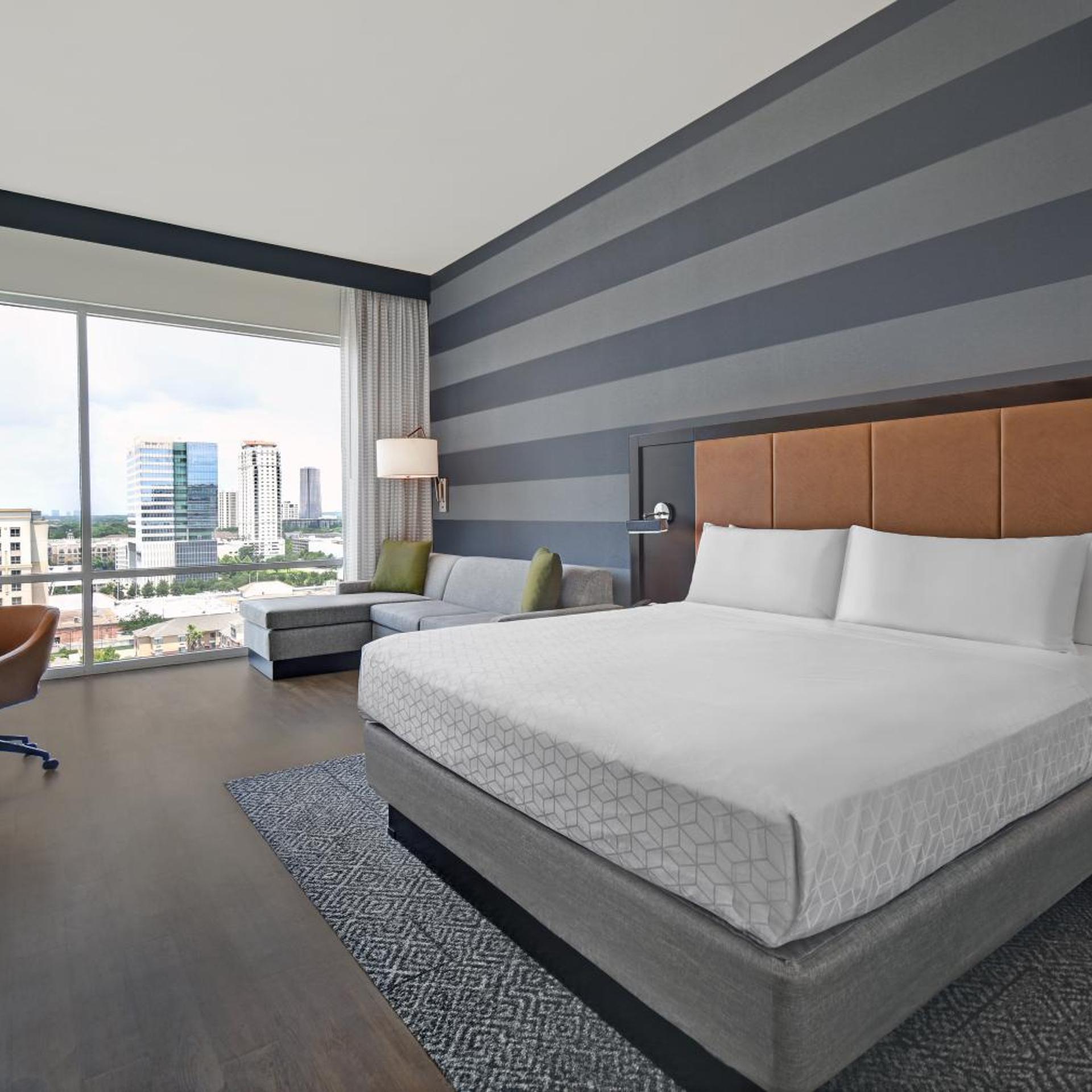 Suite, King Bed, Skyline View, High Floor