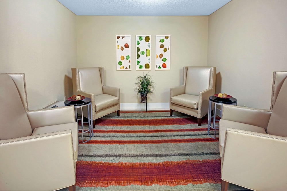 MainStay Suites Northbrook Wheeling 28/45