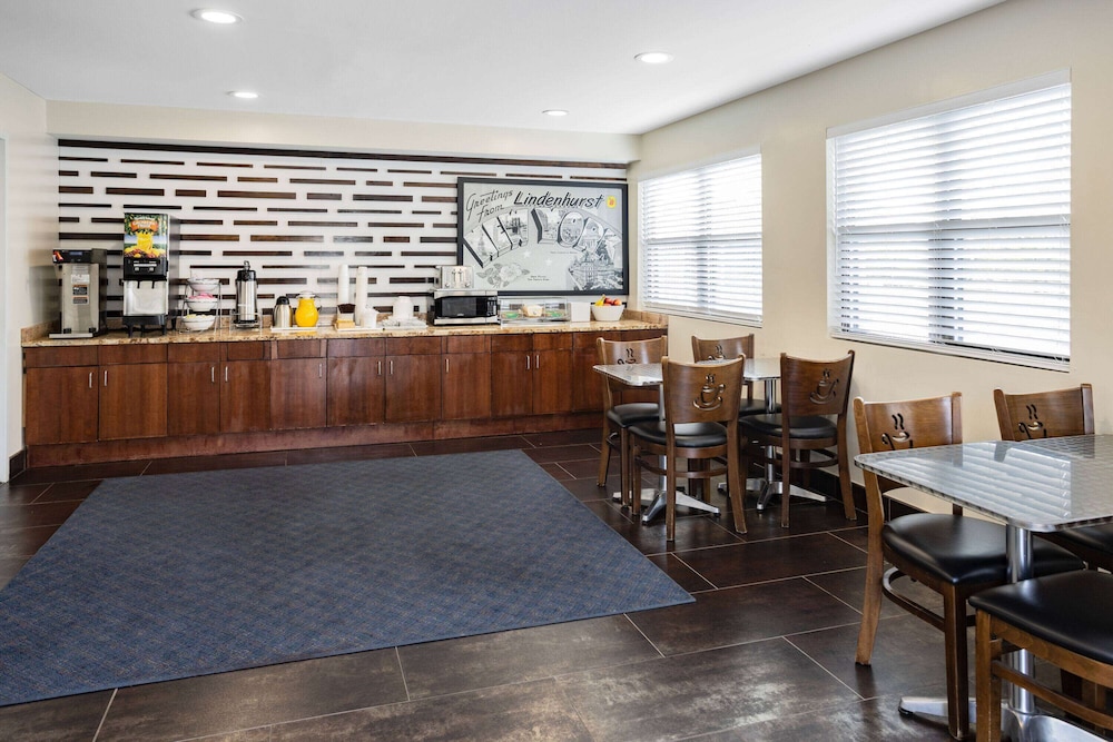 Super 8 by Wyndham Lindenhurst 14/22