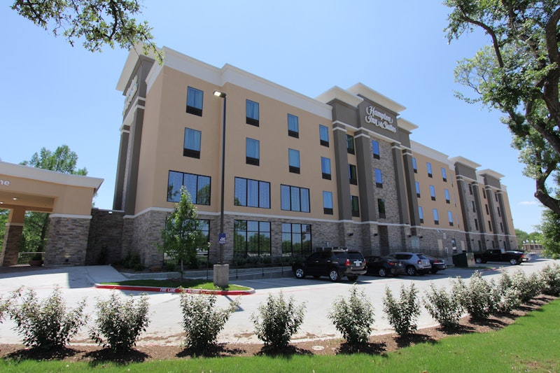 Hampton Inn Suites Dallas Market Center 7/75