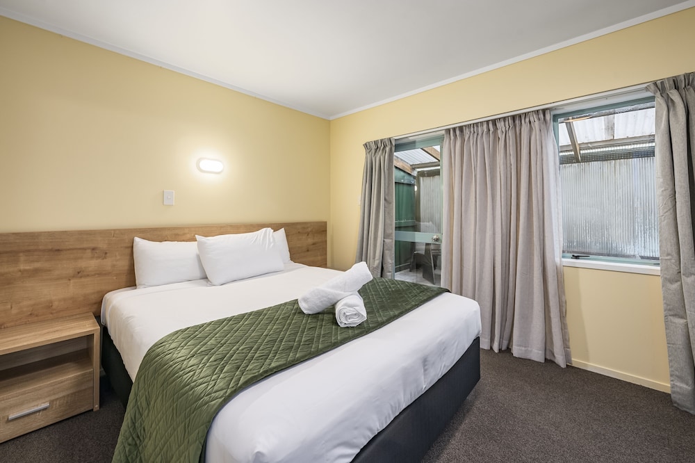 2 Bedrooms, Downstairs, Double and Twin Beds، Fenton Court Motel 2/6
