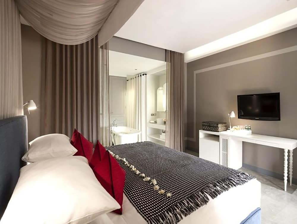 DELUXE, RIVER VIEW, BALCONY