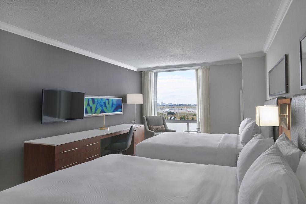غرفة بسريرين مزدوجين لذوي الإعاقة، Hilton Toronto Airport Hotel & Suites 3/4