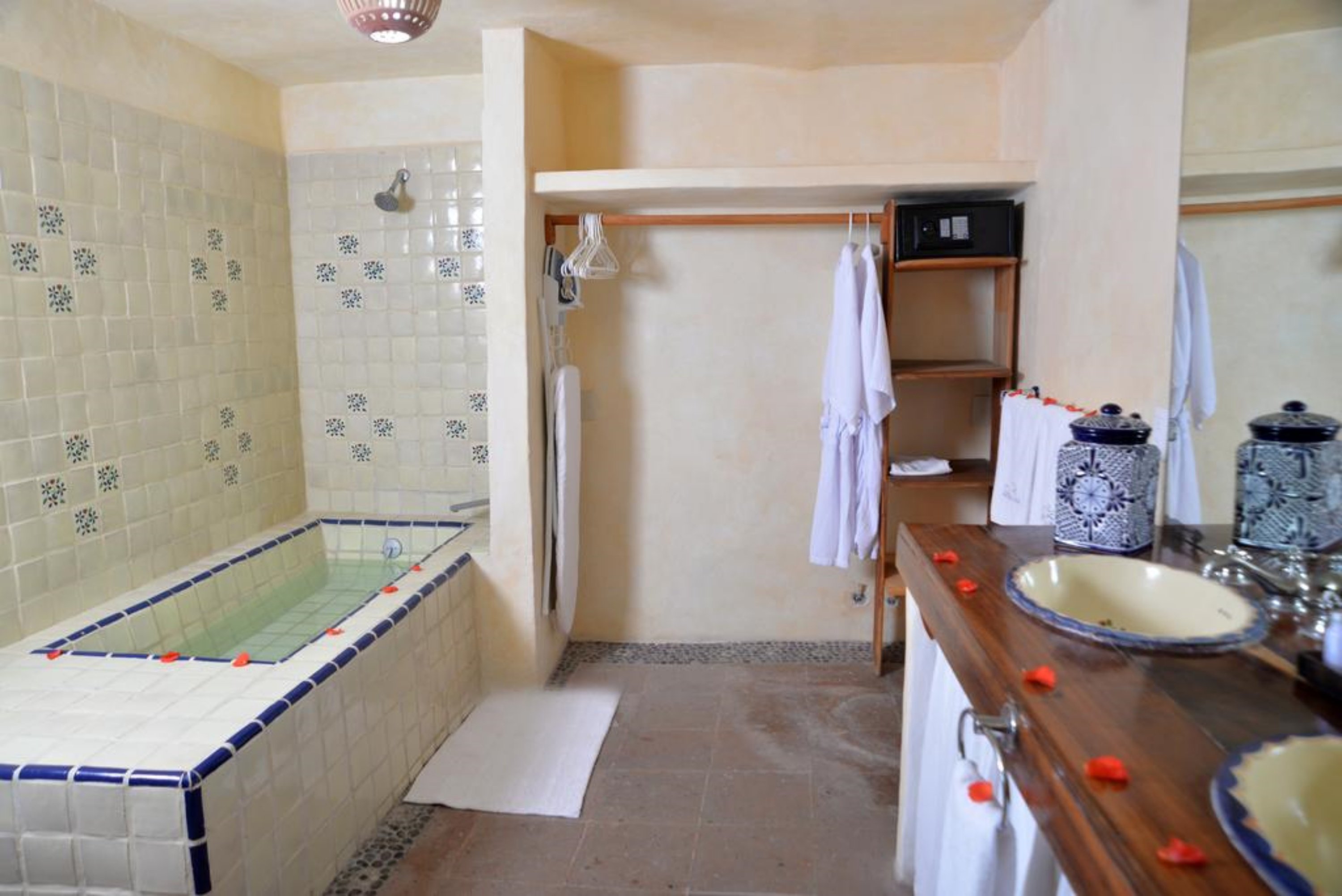 Aura del Mar Hotel 65/67