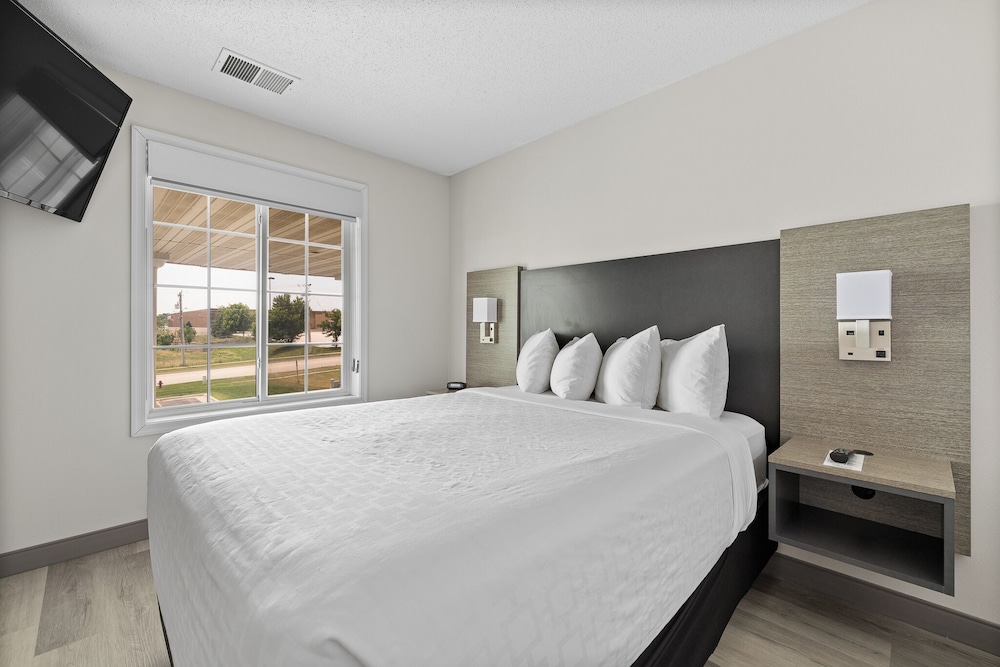 STUDIO, QUEEN BED, ACCESSIBLE