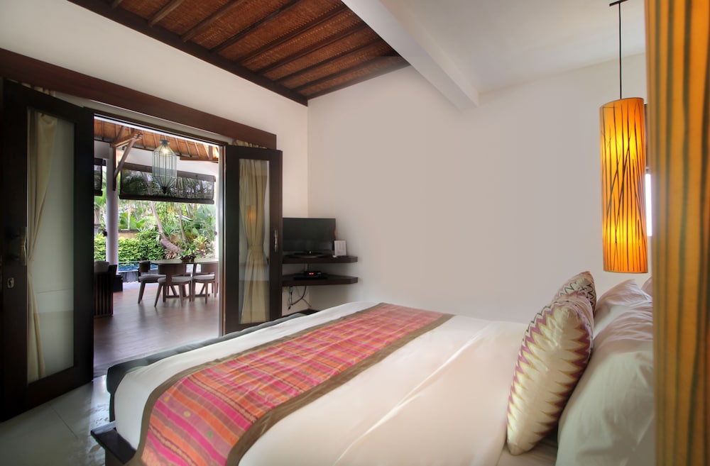 3 BEDROOMS, VILLA