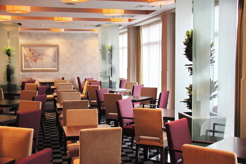 Holiday Inn Express Birmingham Redditch 48/50