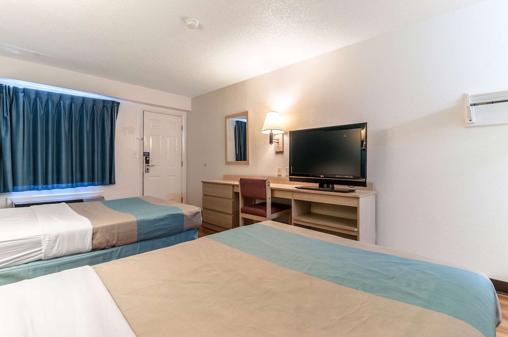 جناح ديلوكس بسرير كينج بجاكوزي، Motel6 Farmington Hills, MI - Northwest - Farmington Hills 3/10