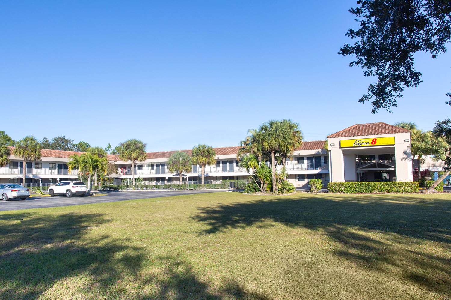Super 8 by Wyndham Naples thumb 2