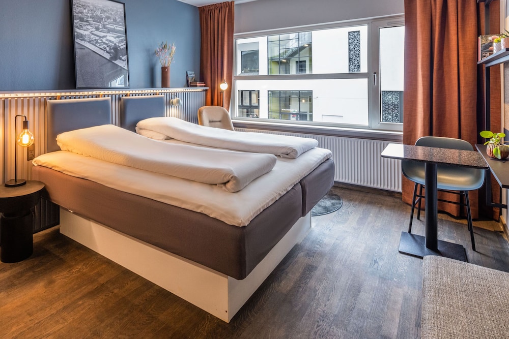 Pier 5 Hotel 23/64