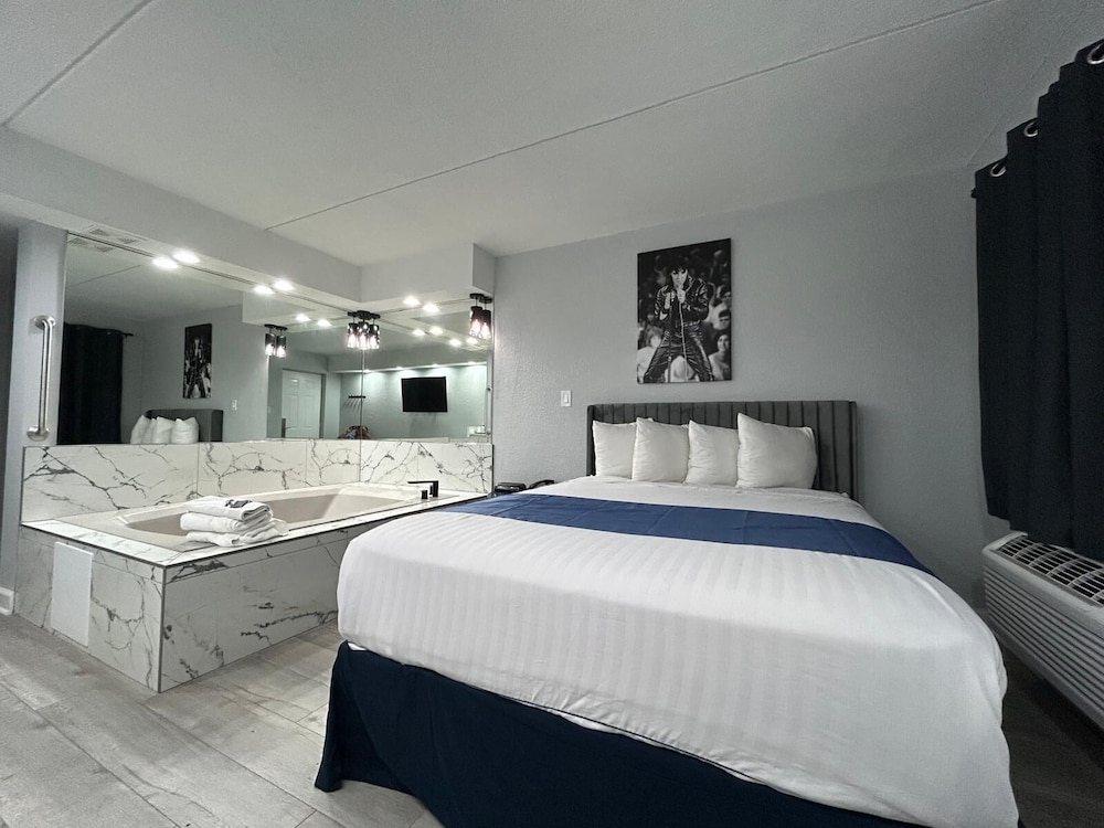 Room, Queen Bed, Jetted Tub