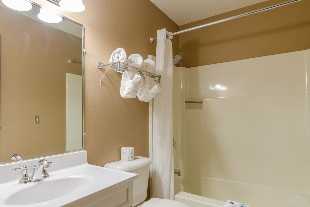 Rodeway Inn Mitchell 13/44