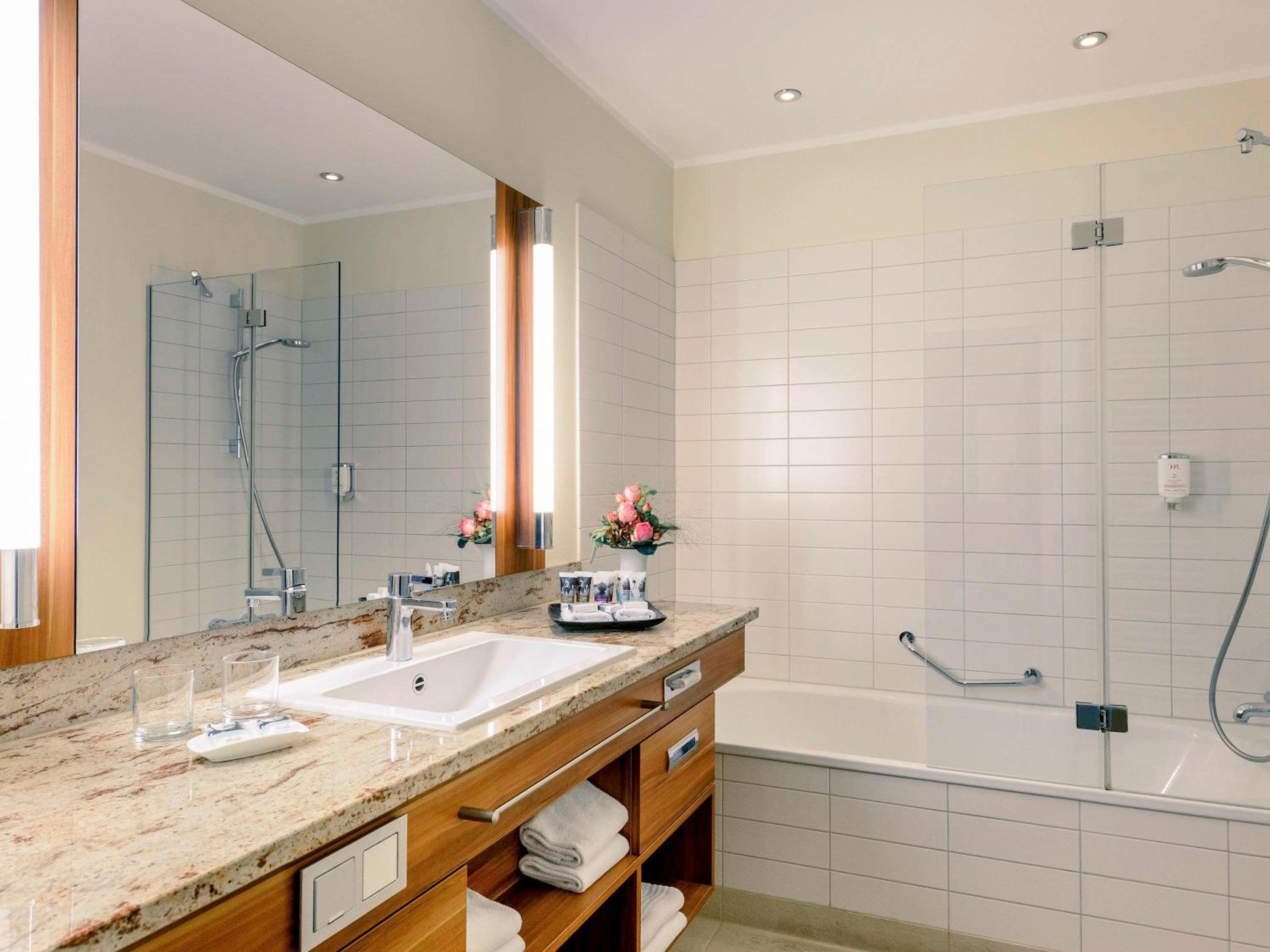 غرفة بريفيليج بسرير كينج، Mercure Hotel Dusseldorf City Center 4/6
