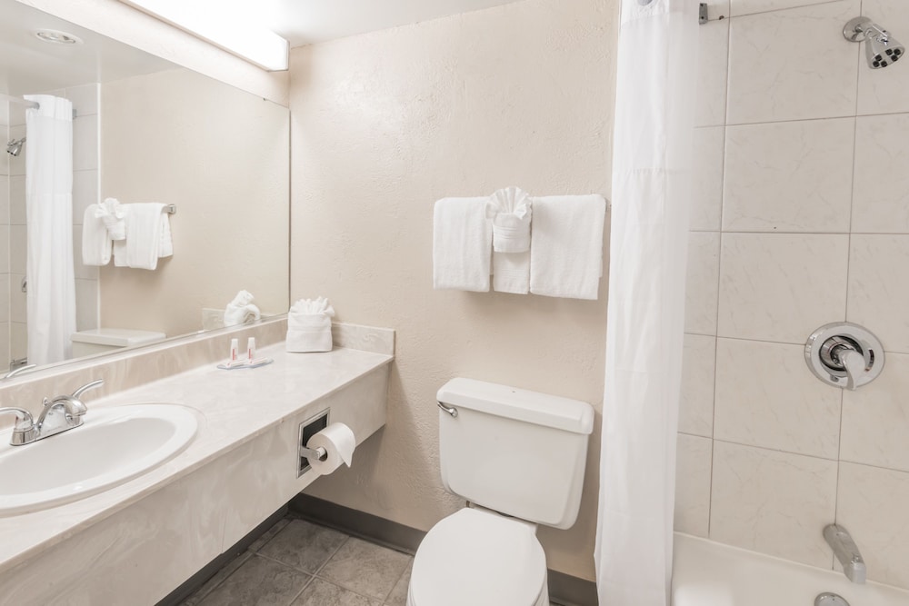 Columbus Grand Hotel and Banquet Center 33/33