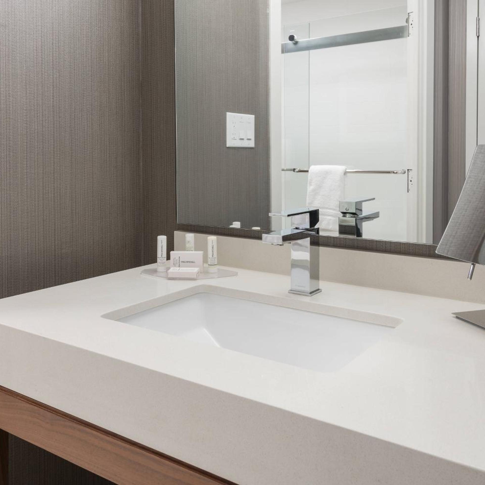 غرفة كبيرة بسرير كينج، Courtyard By Marriott Toronto Vaughan 7/7