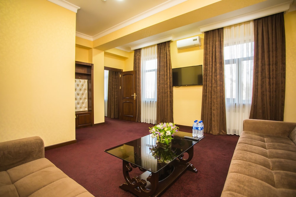 Grand Capital Hotel 40/50