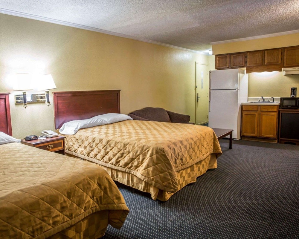 Rodeway Inn and Suites Plymouth Hwy 64 18/55