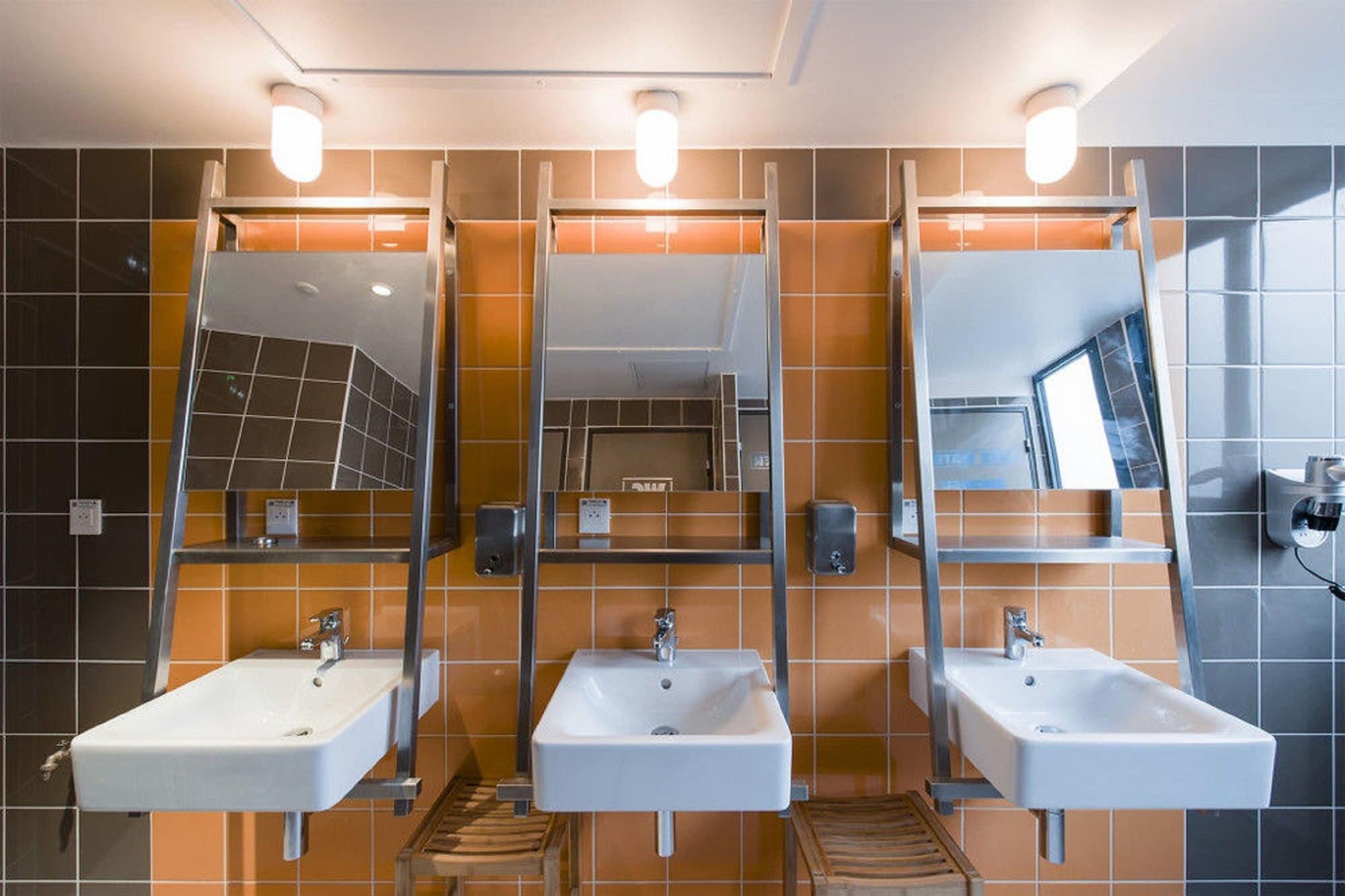 Room, 8 People, Shared Bathroom
