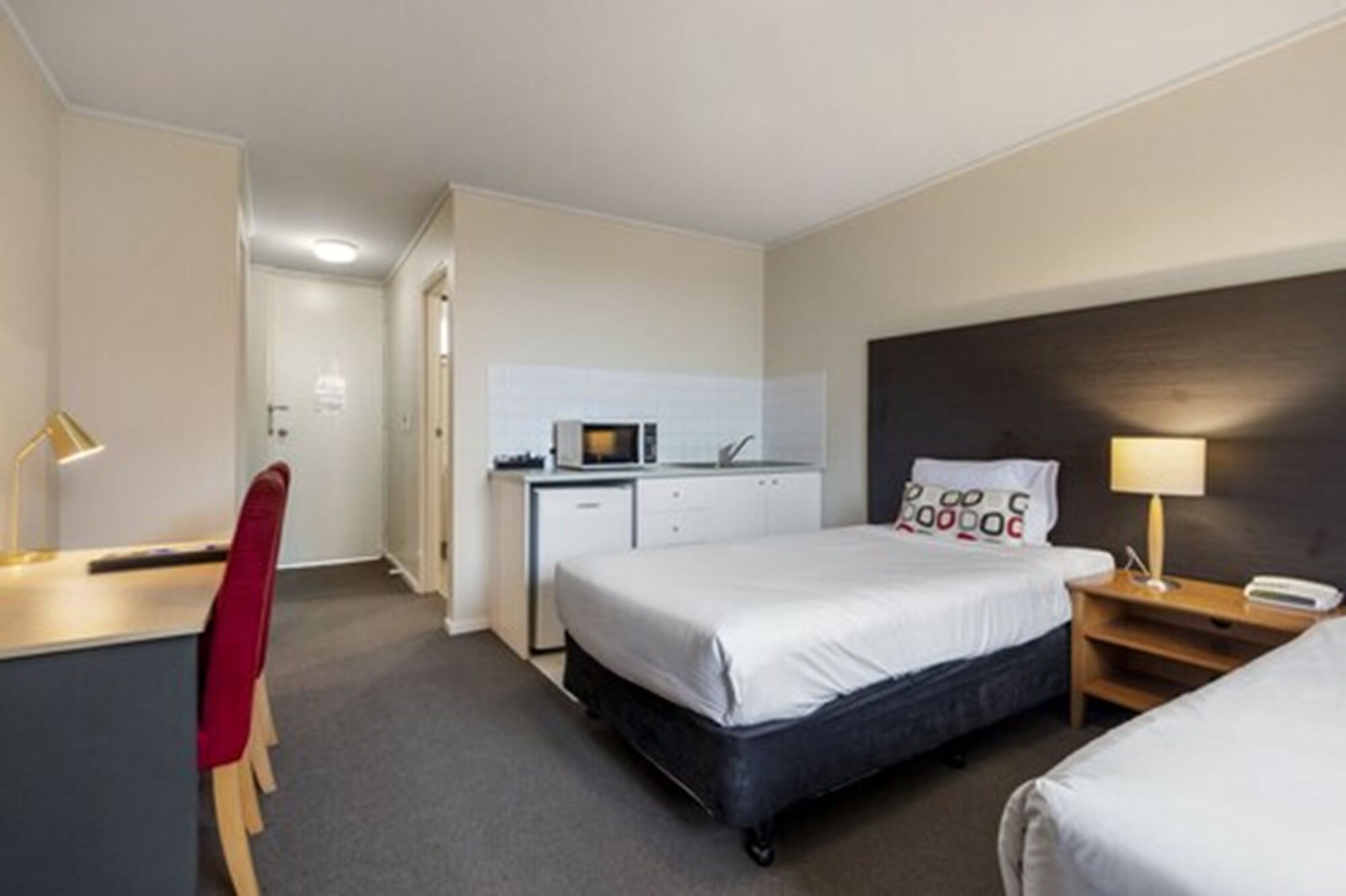 STUDIO, TWIN BEDS