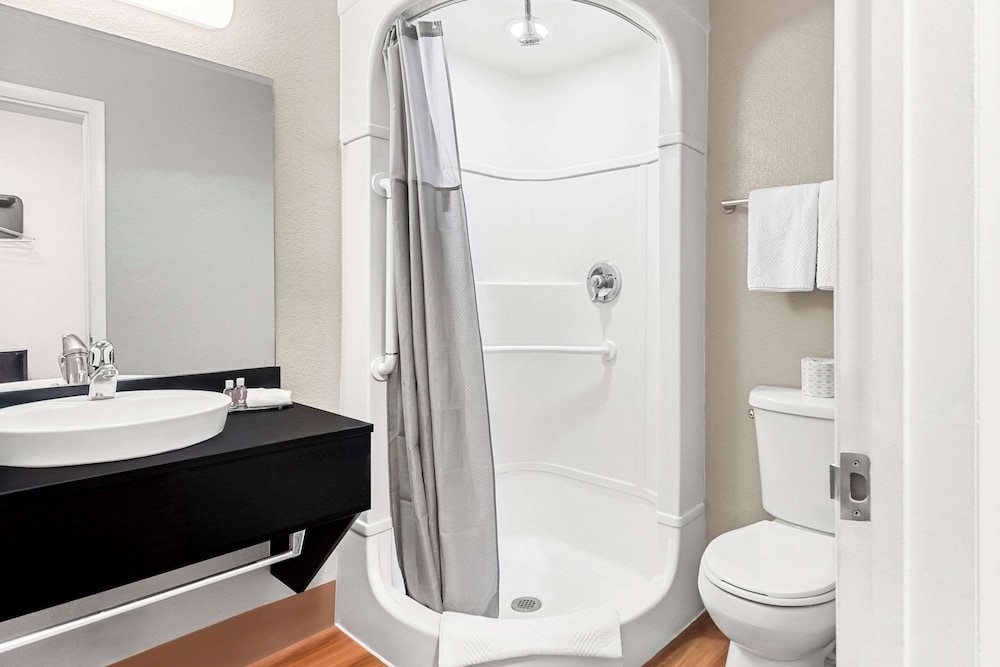 غرفة قياسية بسرير كوين، Econo Lodge Idaho Falls, ID 6/9