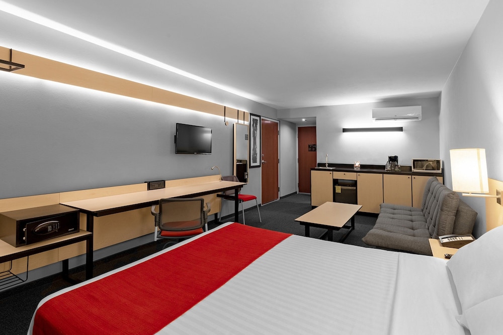 Superior, Queen Bed, Sofa