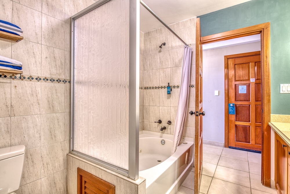 Tropical Suites Hotel 66/67