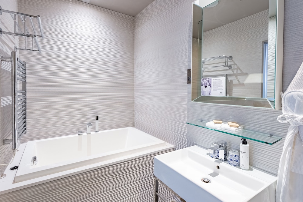 LUXURY, DOUBLE OR TWIN BED