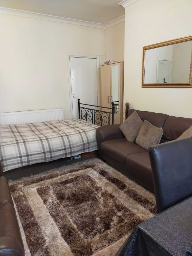 Paradise Apartment- Female Only 12/16